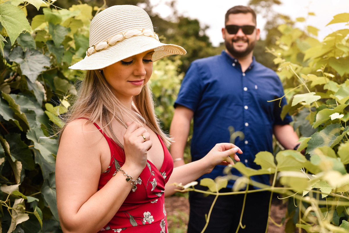 Ensaio Pré-Wedding dos noivos Angela e João,  no Vinha em Jundiai. Plantação de Uva. Ensaio noivos. Pre wedding na vinha. vinicola. Pre Wedding diferente. Adega Ensaio na adega. Adega Maziero