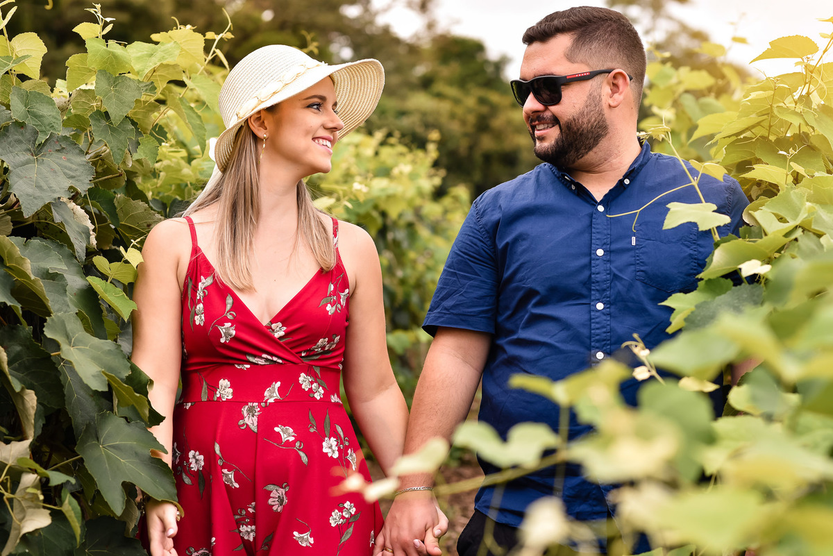 Ensaio Pré-Wedding dos noivos Angela e João,  no Vinha em Jundiai. Plantação de Uva. Ensaio noivos. Pre wedding na vinha. vinicola. Pre Wedding diferente. Adega Ensaio na adega. Adega Maziero