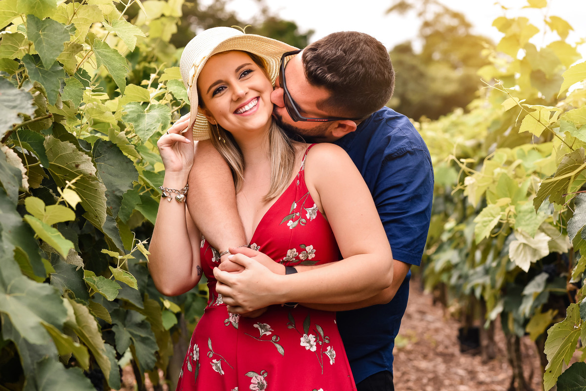 Ensaio Pré-Wedding dos noivos Angela e João,  no Vinha em Jundiai. Plantação de Uva. Ensaio noivos. Pre wedding na vinha. vinicola. Pre Wedding diferente. Adega Ensaio na adega. Adega Maziero