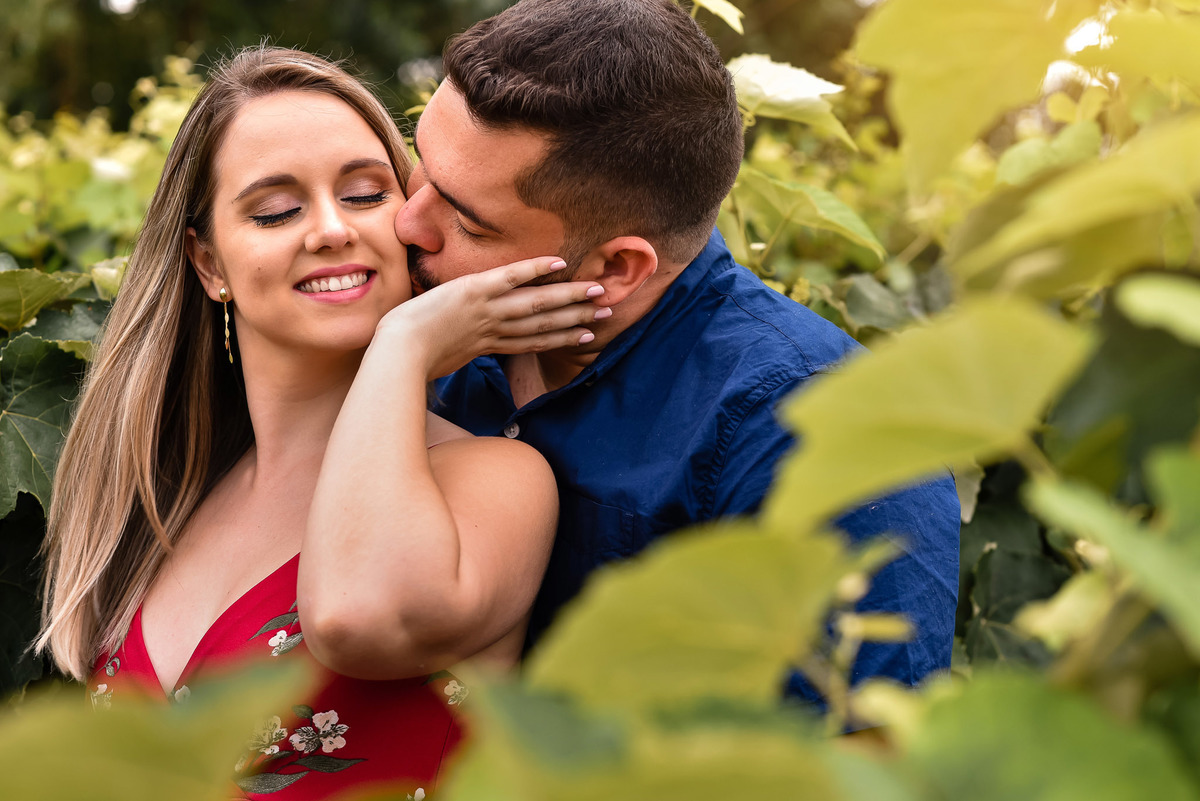 Ensaio Pré-Wedding dos noivos Angela e João,  no Vinha em Jundiai. Plantação de Uva. Ensaio noivos. Pre wedding na vinha. vinicola. Pre Wedding diferente. Adega Ensaio na adega. Adega Maziero