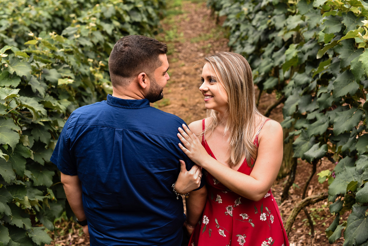 Ensaio Pré-Wedding dos noivos Angela e João,  no Vinha em Jundiai. Plantação de Uva. Ensaio noivos. Pre wedding na vinha. vinicola. Pre Wedding diferente. Adega Ensaio na adega. Adega Maziero