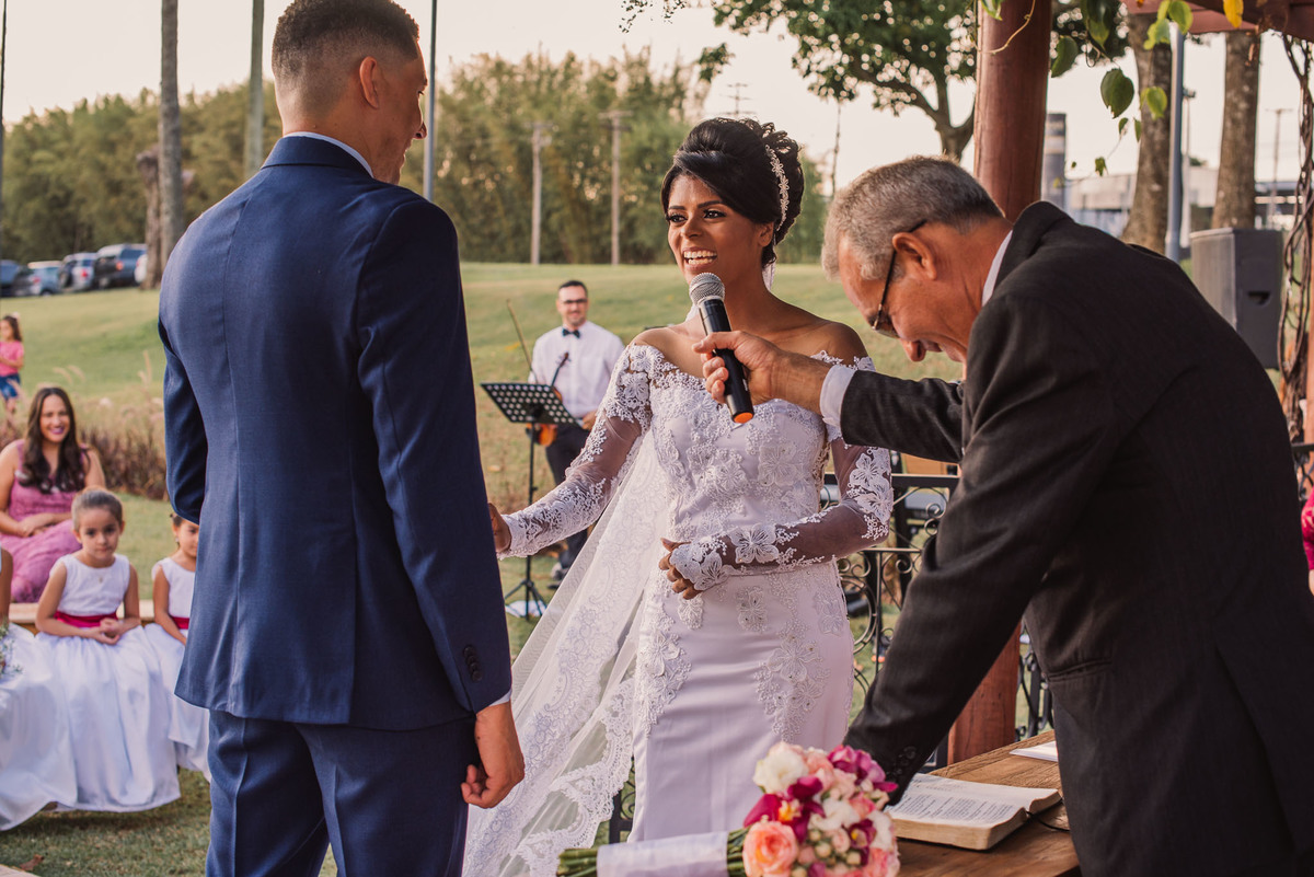 Novo Horizonte Eventos. Sao carlos so. Cerimonia de casamento. Fotos de casamento. Wedding. casamento ao ar livre. casamento no campo. Casamento Novo Horizonte Eventos. Casamento Sao Carlos - Ibate sp. VEstido de noiva. Buque de noiva.