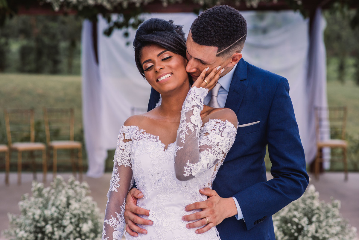 Novo Horizonte Eventos. Sao carlos so. Cerimonia de casamento. Fotos de casamento. Wedding. casamento ao ar livre. casamento no campo. Terno do noivo. Casamento Novo Horizonte Eventos. Casamento Sao Carlos - Ibate sp. Vestido de Noiva. Veu de noiva.