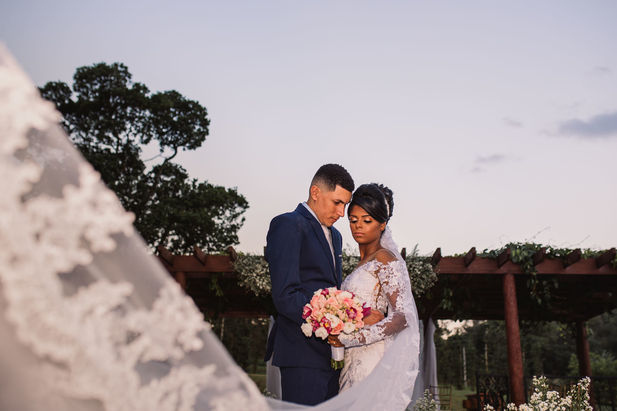 Novo Horizonte Eventos. Sao carlos so. Cerimonia de casamento. Fotos de casamento. Wedding. casamento ao ar livre. casamento no campo. Terno do noivo. Casamento Novo Horizonte Eventos. Casamento Sao Carlos - Ibate sp. Vestido de Noiva. Veu de noiva.