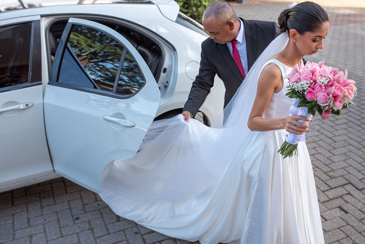Cerimonia de casamento na Igreja Católica São Sebastião. Vestido de noiva. terno do noivo. casamento na igreja. fotos de casamento. Igreja de Itupeva. Casamento em Itupeva. Noiva Itupeva.