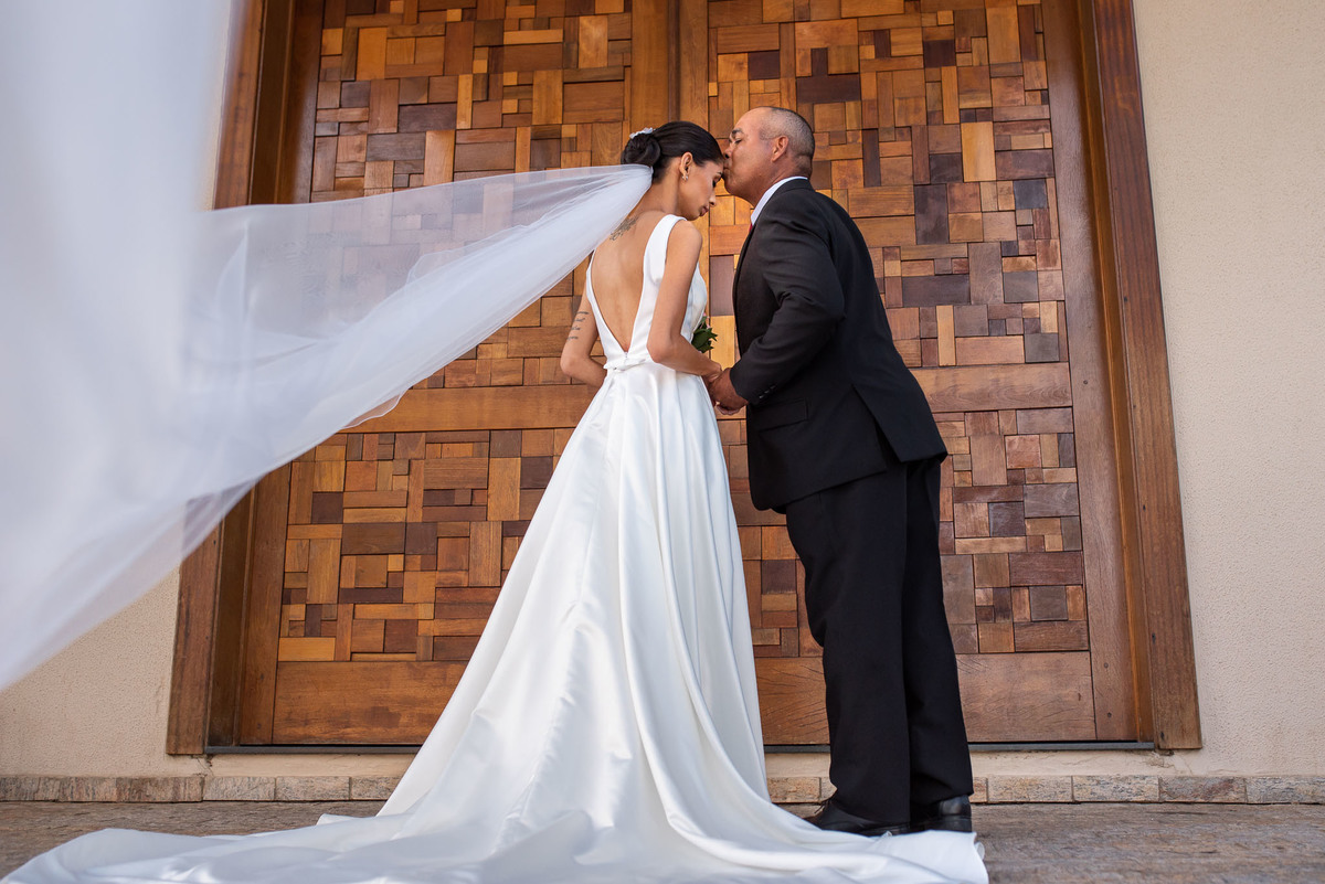 Cerimonia de casamento na Igreja Católica São Sebastião. Vestido de noiva. terno do noivo. casamento na igreja. fotos de casamento. Igreja de Itupeva. Casamento em Itupeva. Noiva Itupeva.