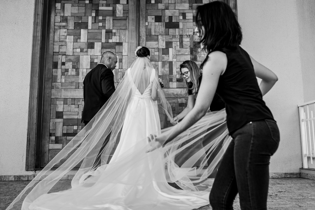 Cerimonia de casamento na Igreja Católica São Sebastião. Vestido de noiva. terno do noivo. casamento na igreja. fotos de casamento. Igreja de Itupeva. Casamento em Itupeva. Noiva Itupeva.