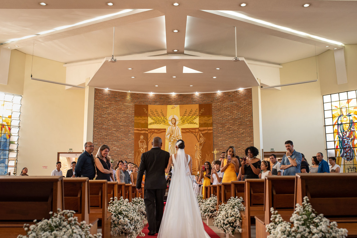 Cerimonia de casamento na Igreja Católica São Sebastião. Vestido de noiva. terno do noivo. casamento na igreja. fotos de casamento. Igreja de Itupeva. Casamento em Itupeva. Noiva Itupeva.