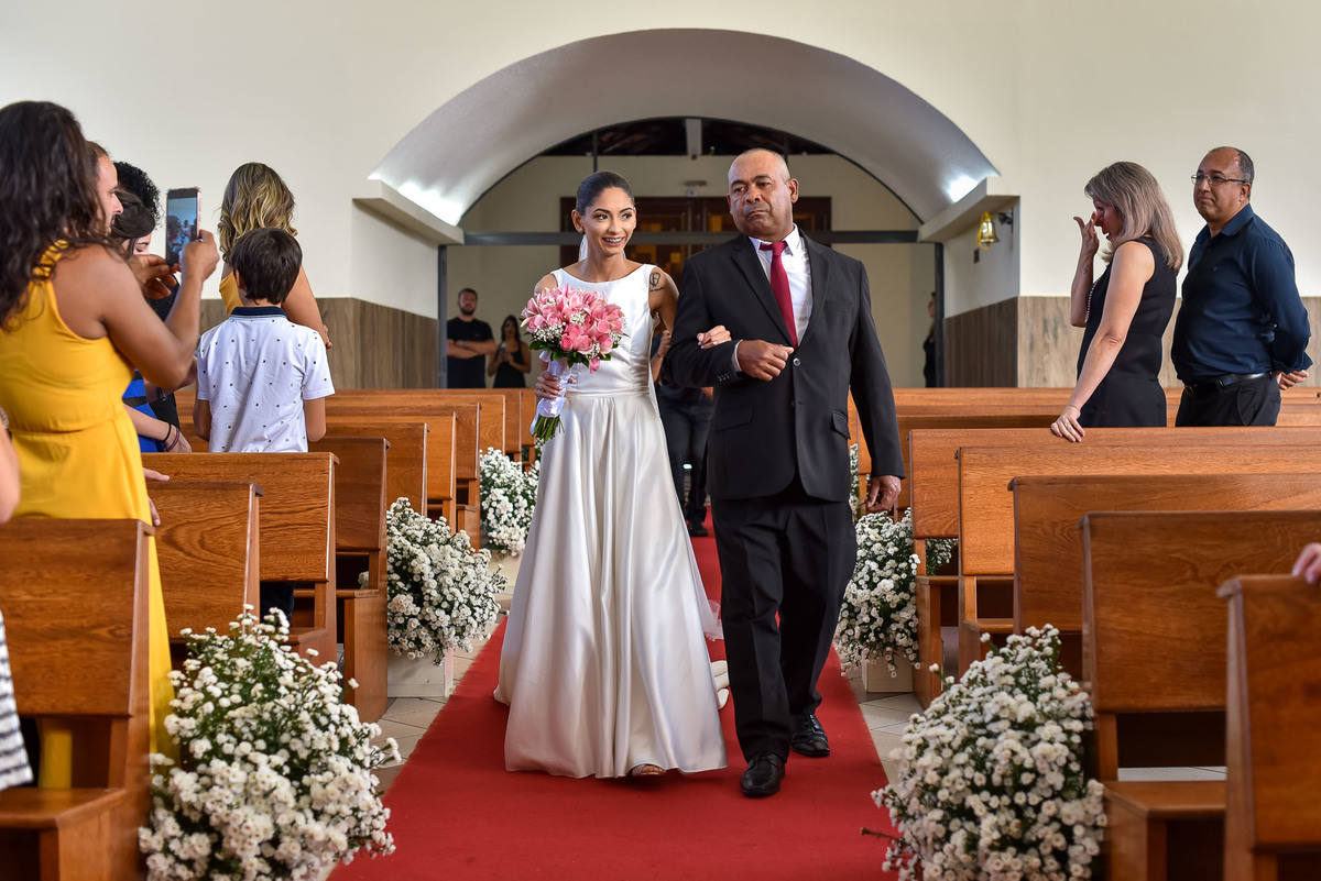 Cerimonia de casamento na Igreja Católica São Sebastião. Vestido de noiva. terno do noivo. casamento na igreja. fotos de casamento. Igreja de Itupeva. Casamento em Itupeva. Noiva Itupeva.