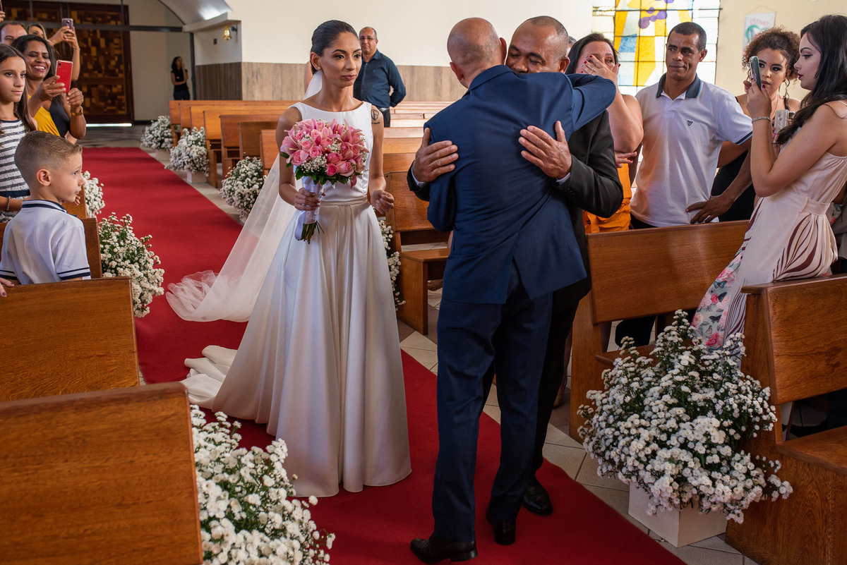 Cerimonia de casamento na Igreja Católica São Sebastião. Vestido de noiva. terno do noivo. casamento na igreja. fotos de casamento. Igreja de Itupeva. Casamento em Itupeva. Noiva Itupeva.
