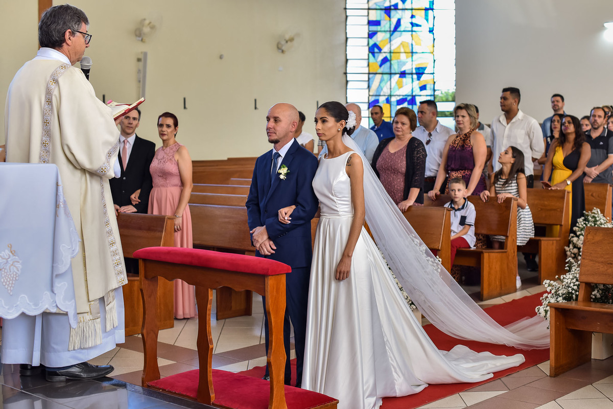 Cerimonia de casamento na Igreja Católica São Sebastião. Vestido de noiva. terno do noivo. casamento na igreja. fotos de casamento. Igreja de Itupeva. Casamento em Itupeva. Noiva Itupeva.