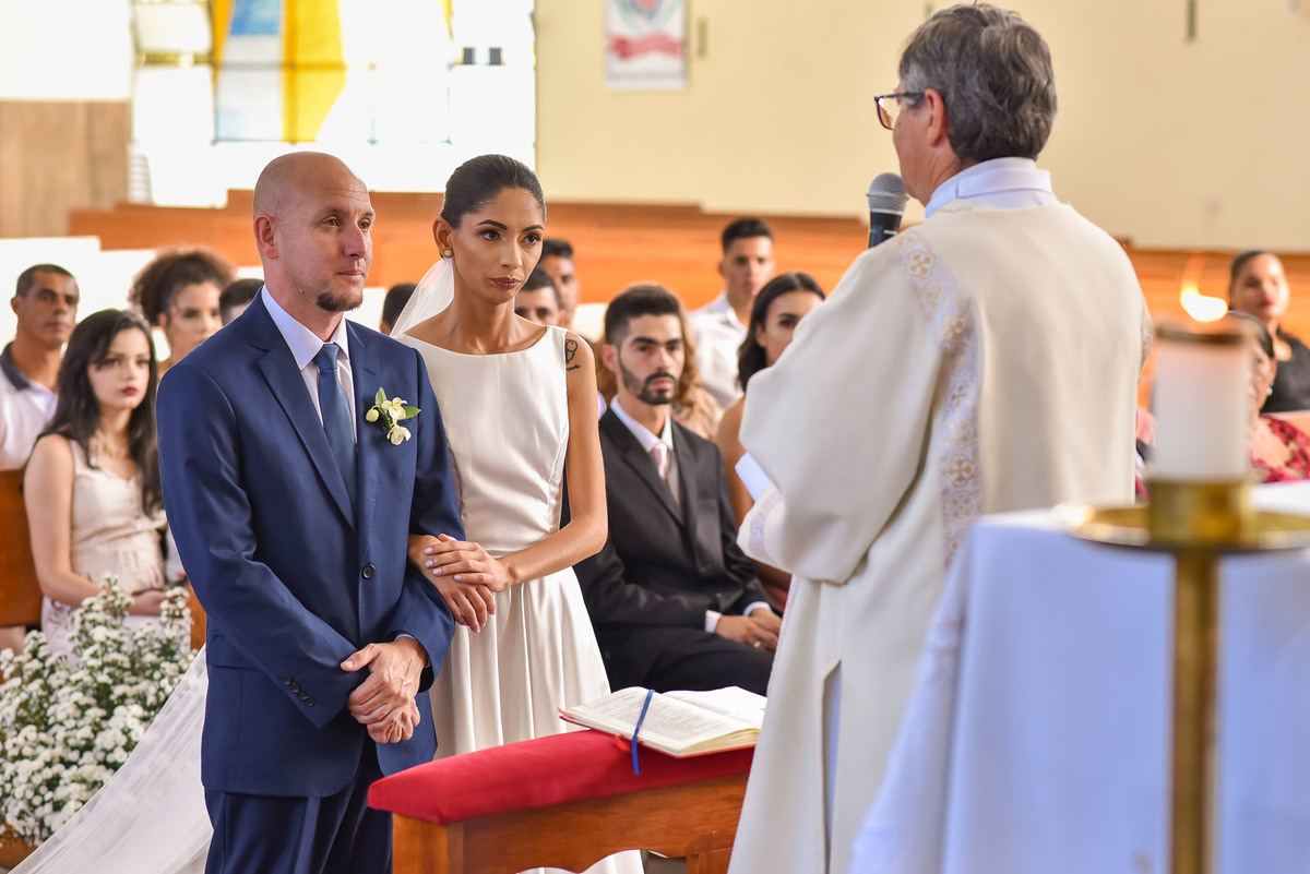 Cerimonia de casamento na Igreja Católica São Sebastião. Vestido de noiva. terno do noivo. casamento na igreja. fotos de casamento. Igreja de Itupeva. Casamento em Itupeva. Noiva Itupeva.