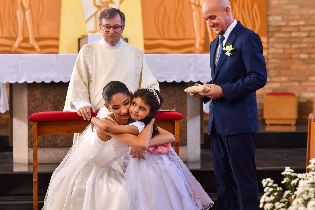 Cerimonia de casamento na Igreja Católica São Sebastião. Vestido de noiva. terno do noivo. casamento na igreja. fotos de casamento. Igreja de Itupeva. Casamento em Itupeva. Noiva Itupeva.