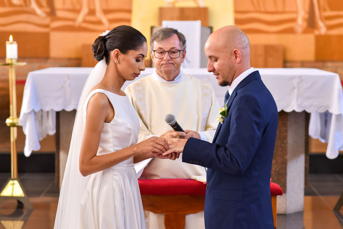 Cerimonia de casamento na Igreja Católica São Sebastião. Vestido de noiva. terno do noivo. casamento na igreja. fotos de casamento. Igreja de Itupeva. Casamento em Itupeva. Noiva Itupeva.