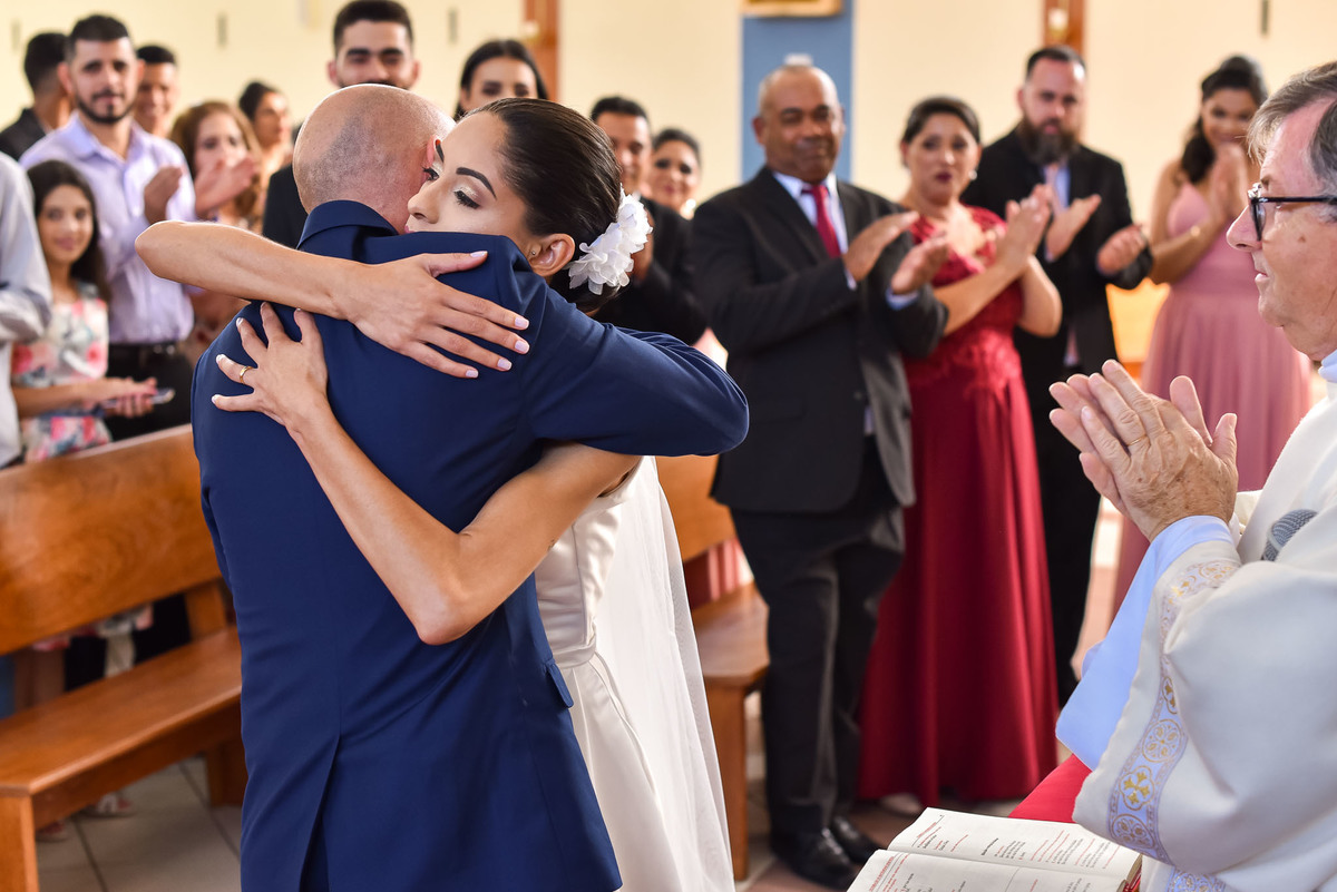 Cerimonia de casamento na Igreja Católica São Sebastião. Vestido de noiva. terno do noivo. casamento na igreja. fotos de casamento. Igreja de Itupeva. Casamento em Itupeva. Noiva Itupeva.