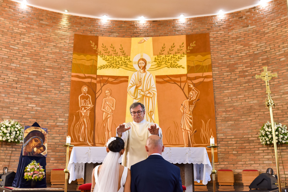 Cerimonia de casamento na Igreja Católica São Sebastião. Vestido de noiva. terno do noivo. casamento na igreja. fotos de casamento. Igreja de Itupeva. Casamento em Itupeva. Noiva Itupeva.