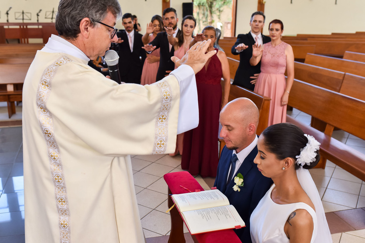 Cerimonia de casamento na Igreja Católica São Sebastião. Vestido de noiva. terno do noivo. casamento na igreja. fotos de casamento. Igreja de Itupeva. Casamento em Itupeva. Noiva Itupeva.