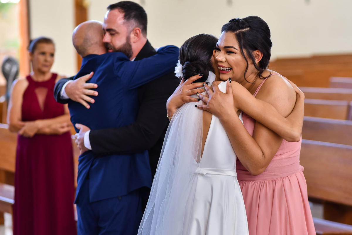 Cerimonia de casamento na Igreja Católica São Sebastião. Vestido de noiva. terno do noivo. casamento na igreja. fotos de casamento. Igreja de Itupeva. Casamento em Itupeva. Noiva Itupeva.