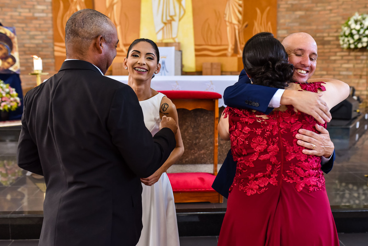 Cerimonia de casamento na Igreja Católica São Sebastião. Vestido de noiva. terno do noivo. casamento na igreja. fotos de casamento. Igreja de Itupeva. Casamento em Itupeva. Noiva Itupeva.