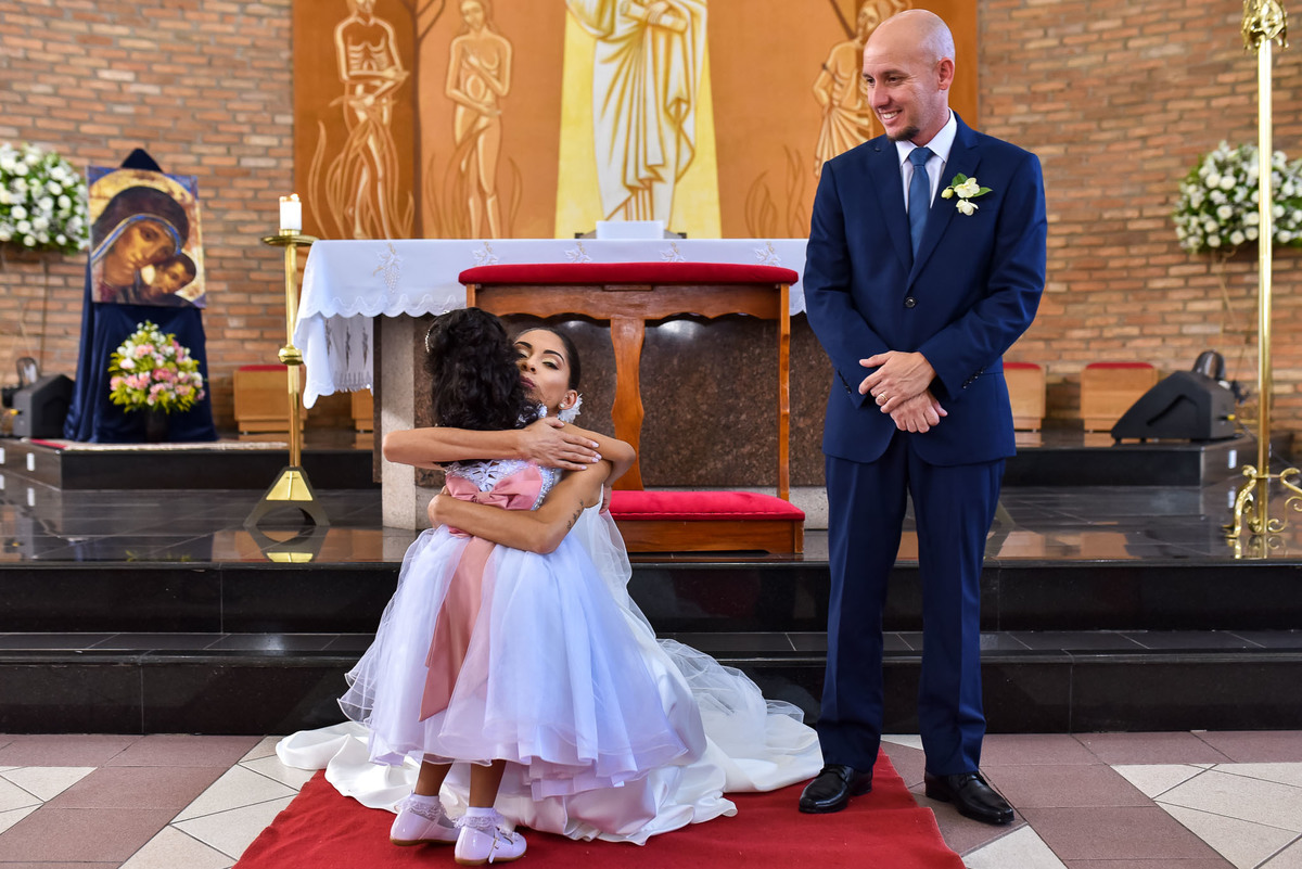Cerimonia de casamento na Igreja Católica São Sebastião. Vestido de noiva. terno do noivo. casamento na igreja. fotos de casamento. Igreja de Itupeva. Casamento em Itupeva. Noiva Itupeva.