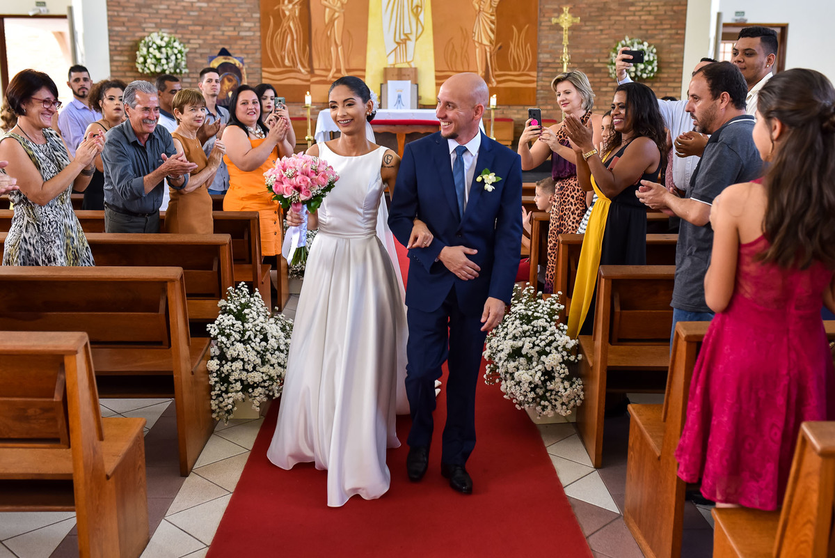 Cerimonia de casamento na Igreja Católica São Sebastião. Vestido de noiva. terno do noivo. casamento na igreja. fotos de casamento. Igreja de Itupeva. Casamento em Itupeva. Noiva Itupeva.
