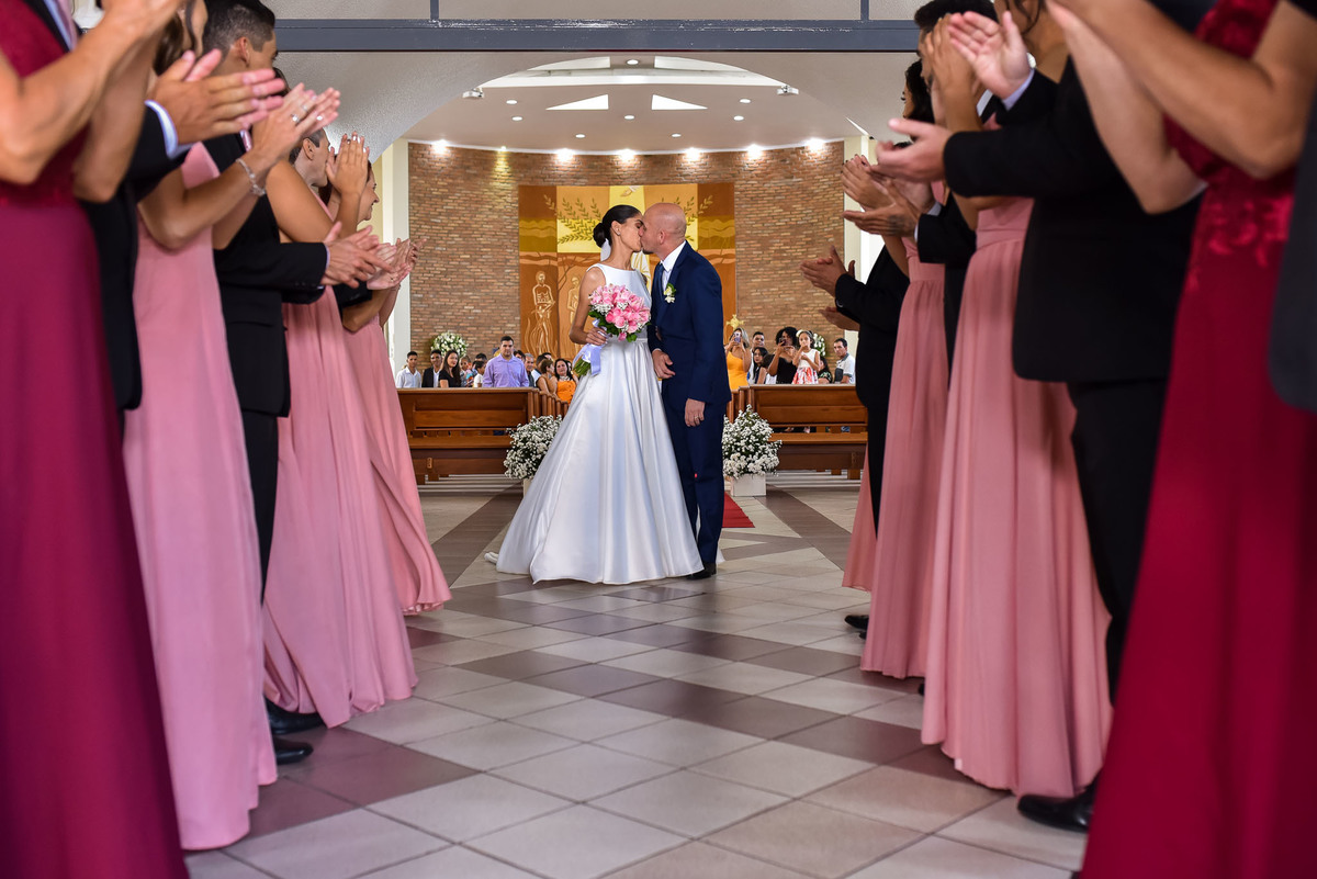 Cerimonia de casamento na Igreja Católica São Sebastião. Vestido de noiva. terno do noivo. casamento na igreja. fotos de casamento. Igreja de Itupeva. Casamento em Itupeva. Noiva Itupeva.