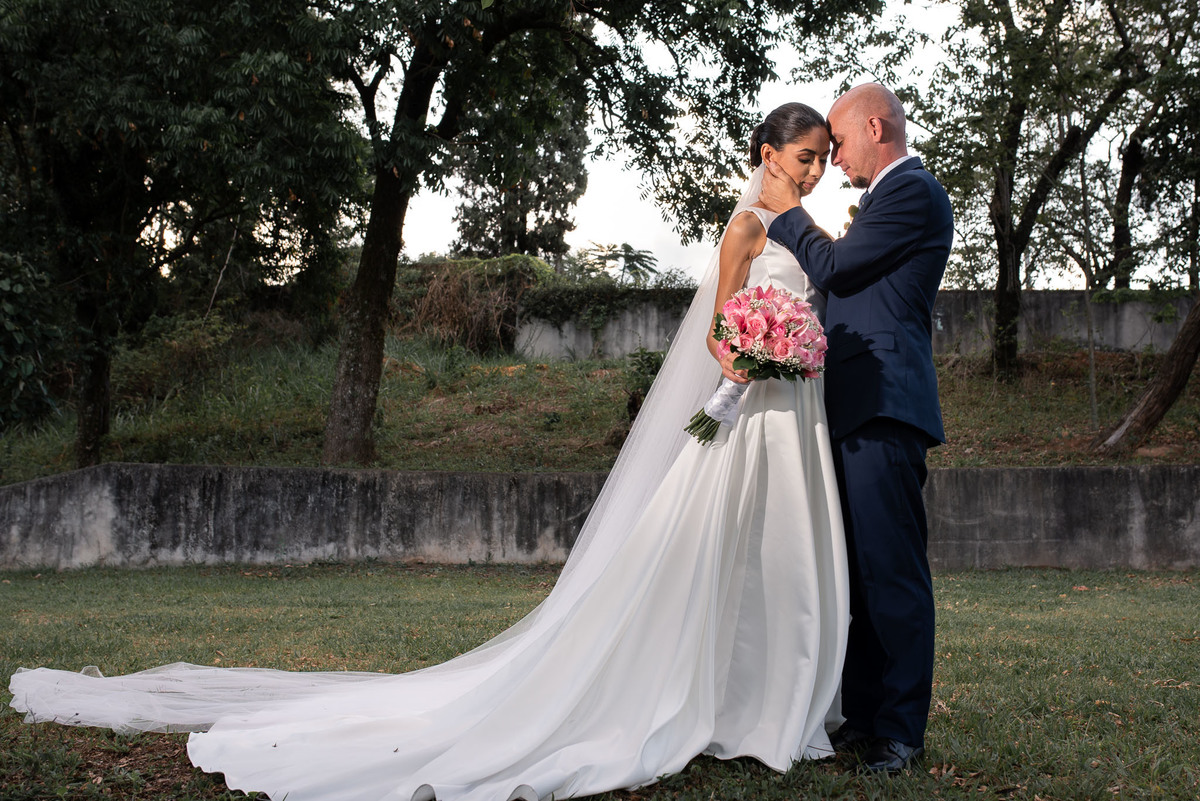 Villa Traviu. Cerimonia de casamento. Fotos de casamento. Wedding. casamento ao ar livre. casamento no campo. Terno do noivo. Casamento Villa Traviu. Vestido de Noiva. Veu de noiva.