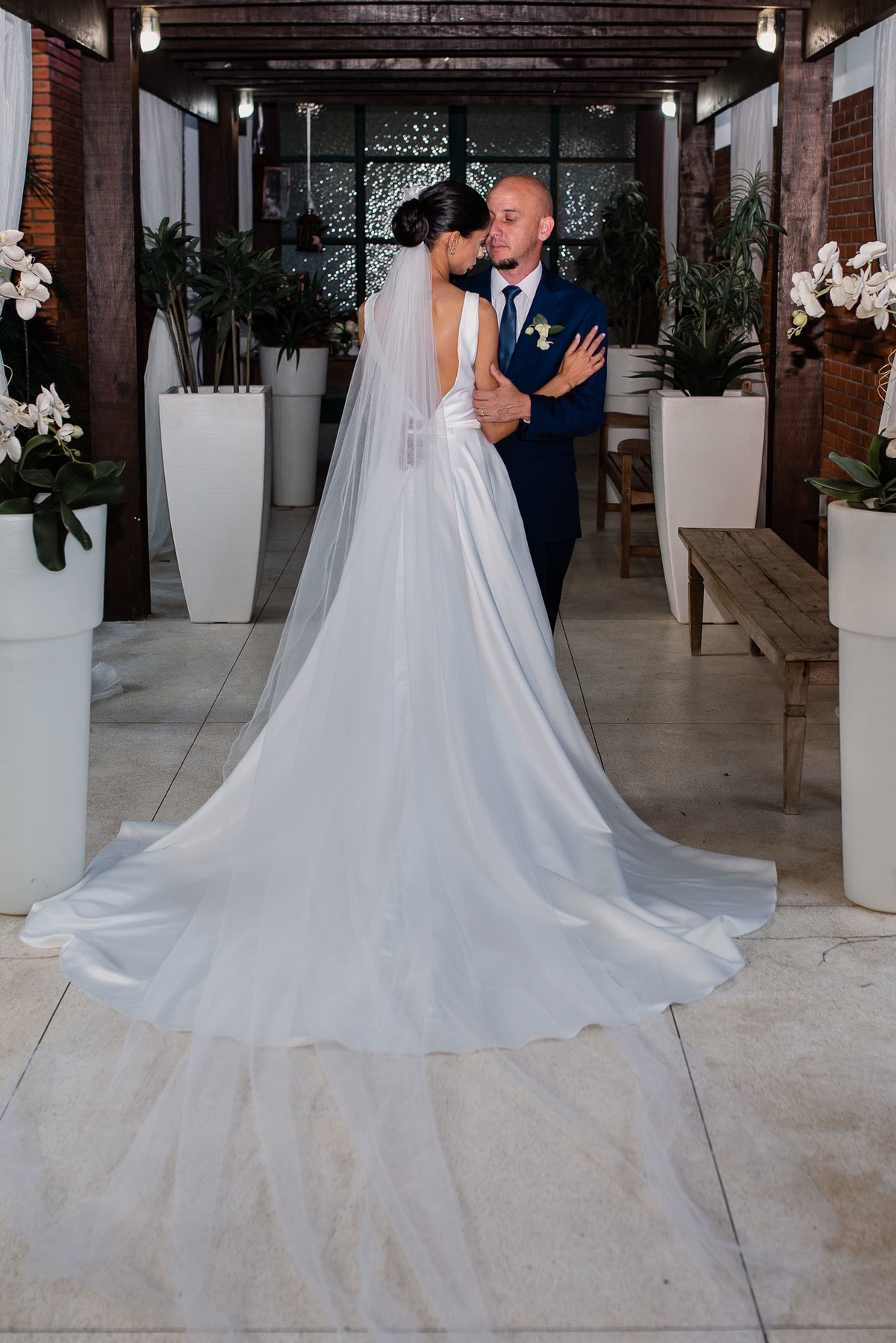 Villa Traviu. Cerimonia de casamento. Fotos de casamento. Wedding. casamento ao ar livre. casamento no campo. Terno do noivo. Casamento Villa Traviu. Vestido de Noiva. Veu de noiva.