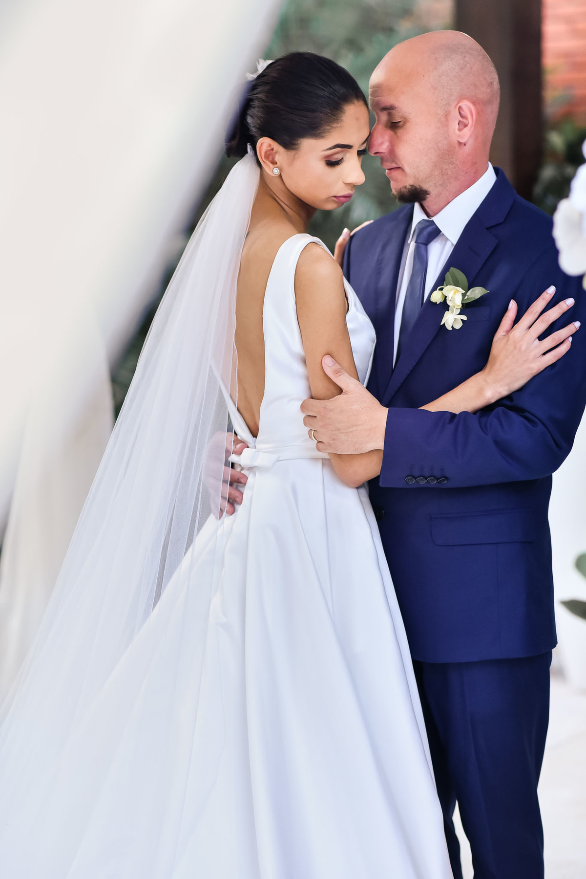 Villa Traviu. Cerimonia de casamento. Fotos de casamento. Wedding. casamento ao ar livre. casamento no campo. Terno do noivo. Casamento Villa Traviu. Vestido de Noiva. Veu de noiva.