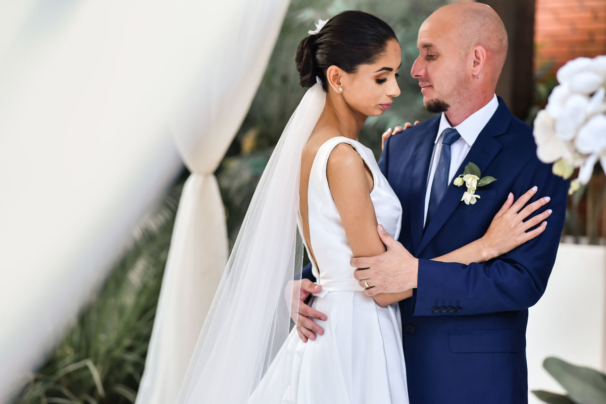 Villa Traviu. Cerimonia de casamento. Fotos de casamento. Wedding. casamento ao ar livre. casamento no campo. Terno do noivo. Casamento Villa Traviu. Vestido de Noiva. Veu de noiva.