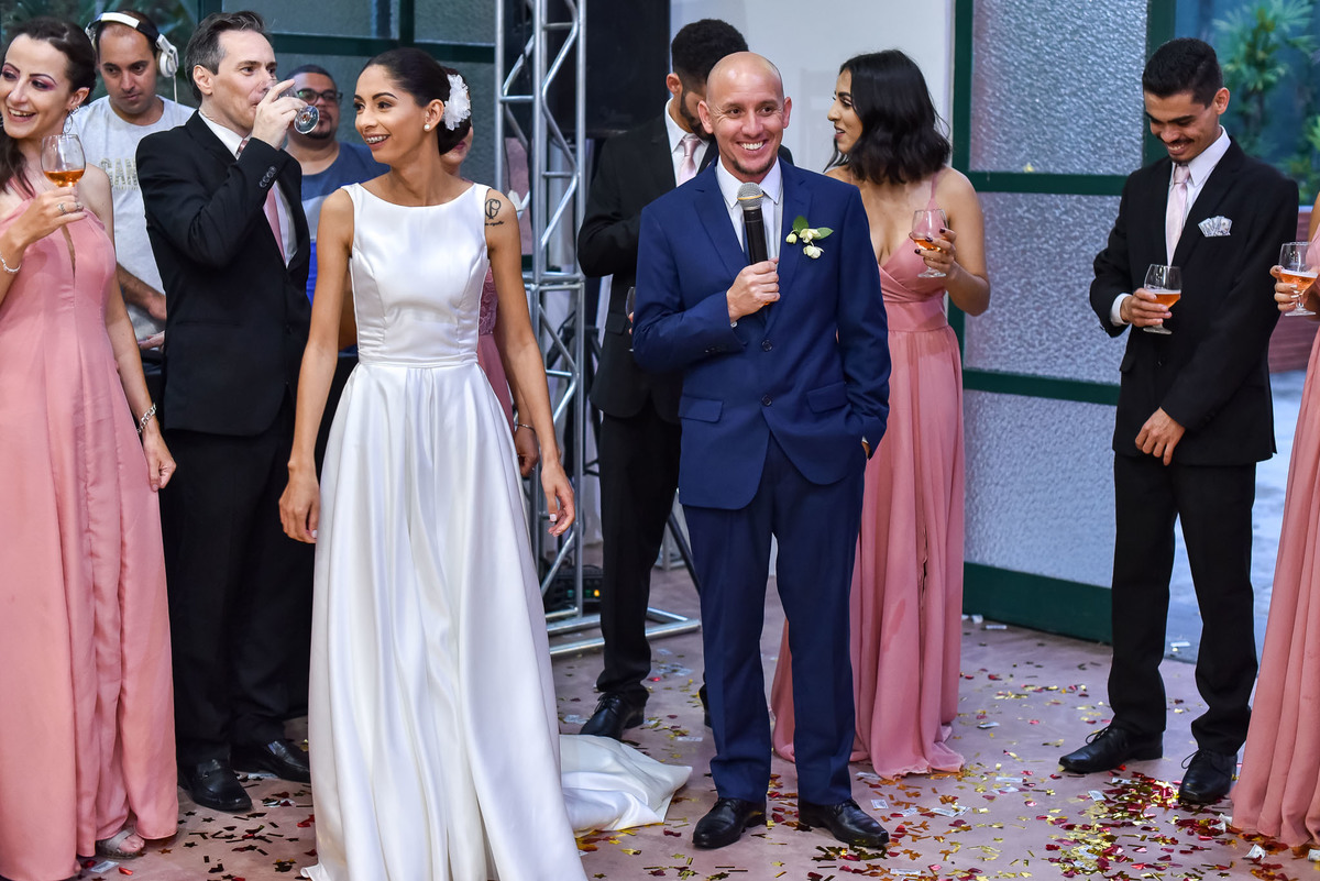 Villa Traviu. Cerimonia de casamento. Fotos de casamento. Wedding. casamento ao ar livre. casamento no campo. Terno do noivo. Casamento Villa Traviu. Vestido de Noiva. Veu de noiva. Festa de casamento Villa Traviu. 