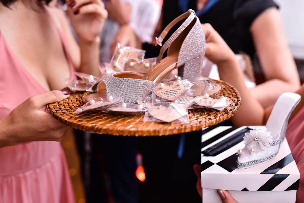 Villa Traviu. Cerimonia de casamento. Fotos de casamento. Wedding. casamento ao ar livre. casamento no campo. Terno do noivo. Casamento Villa Traviu. Vestido de Noiva. Veu de noiva. Festa de casamento Villa Traviu. 