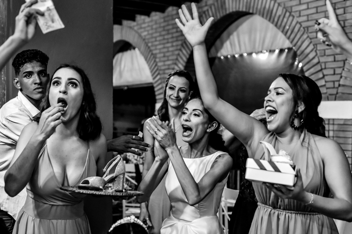 Villa Traviu. Cerimonia de casamento. Fotos de casamento. Wedding. casamento ao ar livre. casamento no campo. Terno do noivo. Casamento Villa Traviu. Vestido de Noiva. Veu de noiva. Festa de casamento Villa Traviu. 