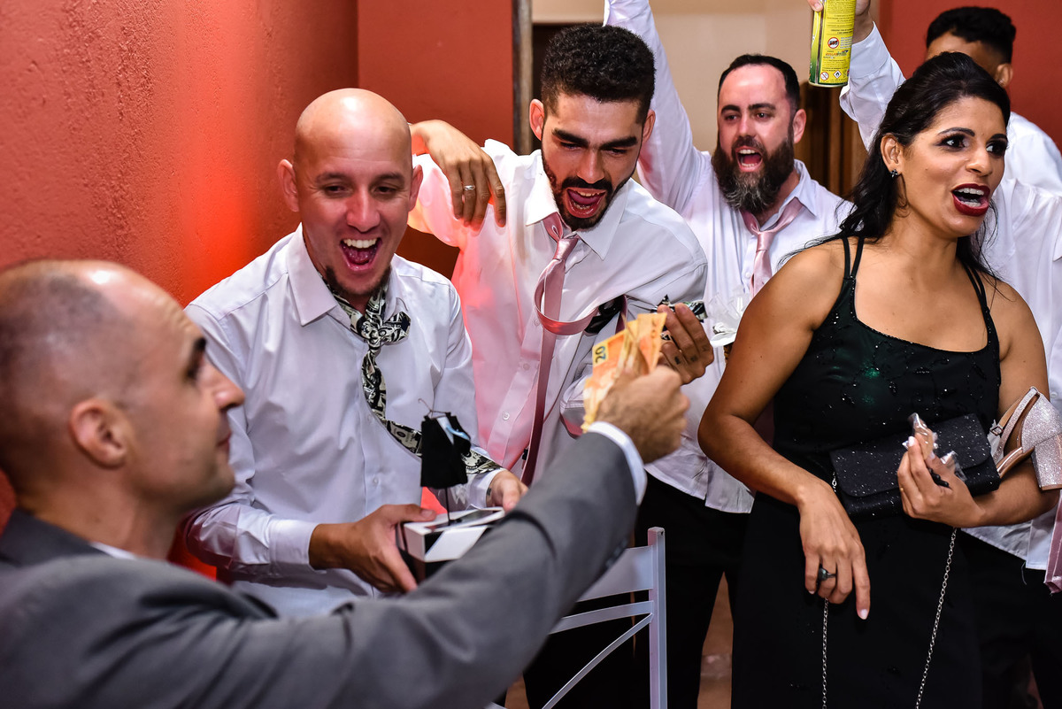 Villa Traviu. Cerimonia de casamento. Fotos de casamento. Wedding. casamento ao ar livre. casamento no campo. Terno do noivo. Casamento Villa Traviu. Vestido de Noiva. Veu de noiva. Festa de casamento Villa Traviu. 