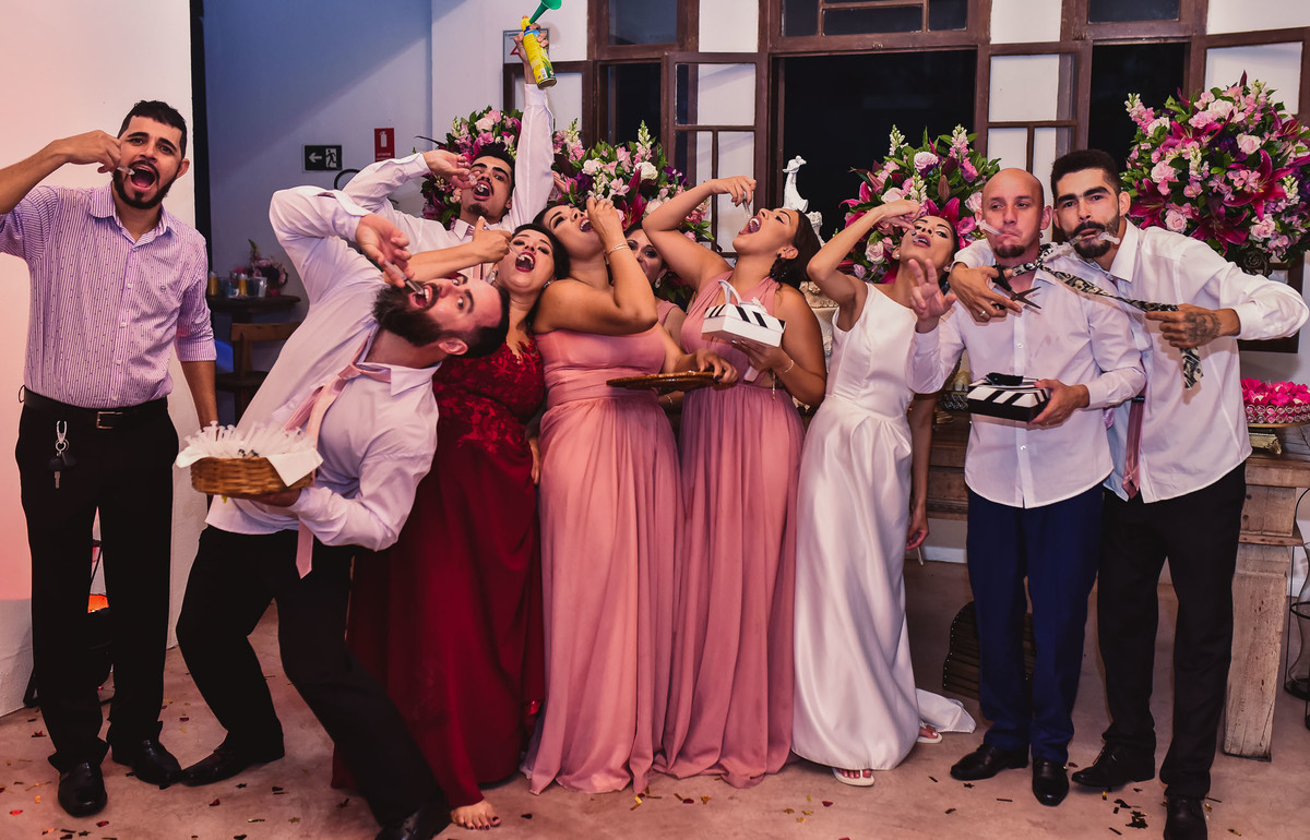 Villa Traviu. Cerimonia de casamento. Fotos de casamento. Wedding. casamento ao ar livre. casamento no campo. Terno do noivo. Casamento Villa Traviu. Vestido de Noiva. Veu de noiva. Festa de casamento Villa Traviu. 