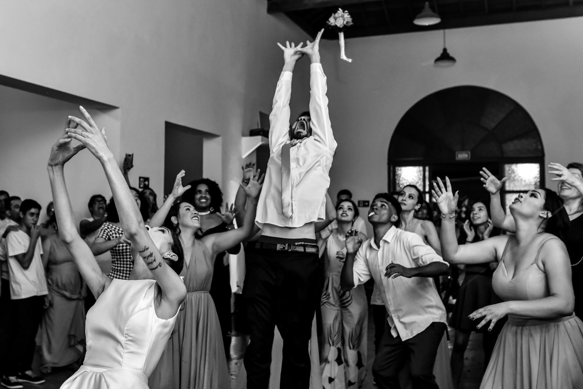 Villa Traviu. Cerimonia de casamento. Fotos de casamento. Wedding. casamento ao ar livre. casamento no campo. Terno do noivo. Casamento Villa Traviu. Vestido de Noiva. Veu de noiva. Festa de casamento Villa Traviu. 