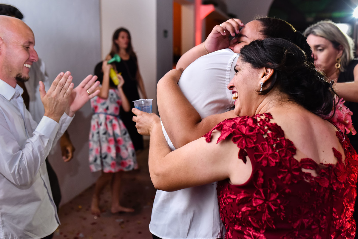 Villa Traviu. Cerimonia de casamento. Fotos de casamento. Wedding. casamento ao ar livre. casamento no campo. Terno do noivo. Casamento Villa Traviu. Vestido de Noiva. Veu de noiva. Festa de casamento Villa Traviu. 