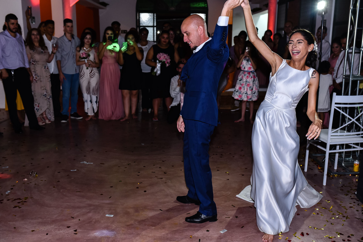 Villa Traviu. Cerimonia de casamento. Fotos de casamento. Wedding. casamento ao ar livre. casamento no campo. Terno do noivo. Casamento Villa Traviu. Vestido de Noiva. Veu de noiva. Festa de casamento Villa Traviu. 