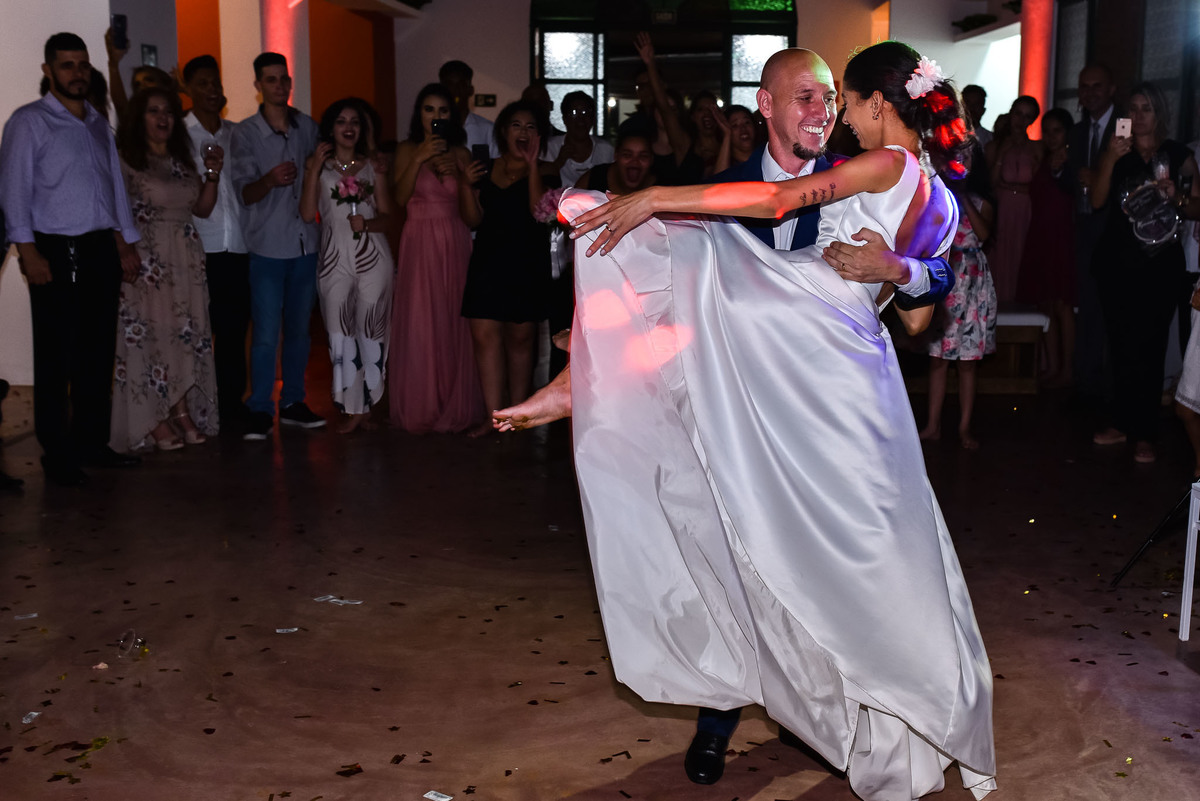 Villa Traviu. Cerimonia de casamento. Fotos de casamento. Wedding. casamento ao ar livre. casamento no campo. Terno do noivo. Casamento Villa Traviu. Vestido de Noiva. Veu de noiva. Festa de casamento Villa Traviu. 