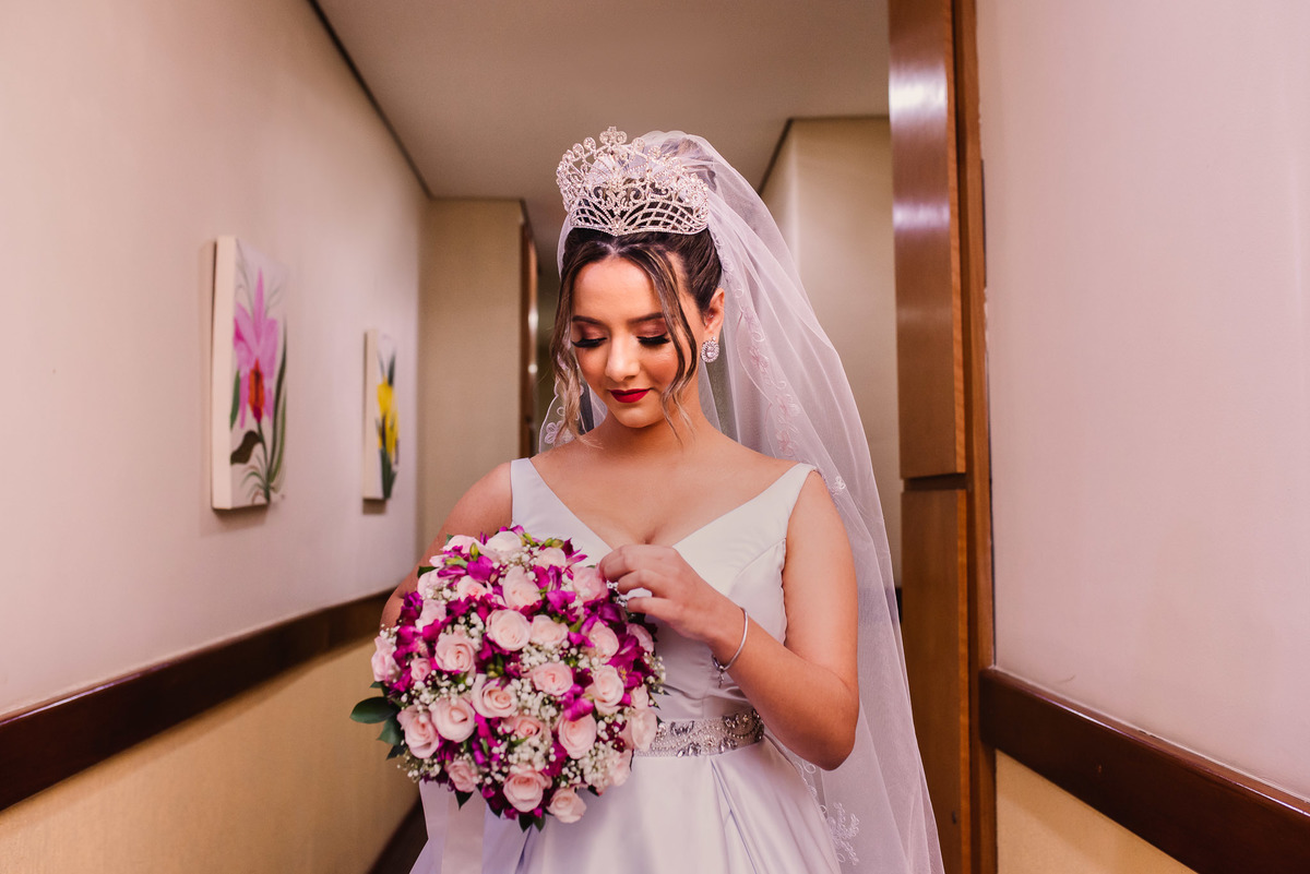 Making off da noiva, coroa da noiva, acessorios, Vestido de Noiva. Buque de noiva. Dia de noiva. Grande dia. maquiagem de noiva.