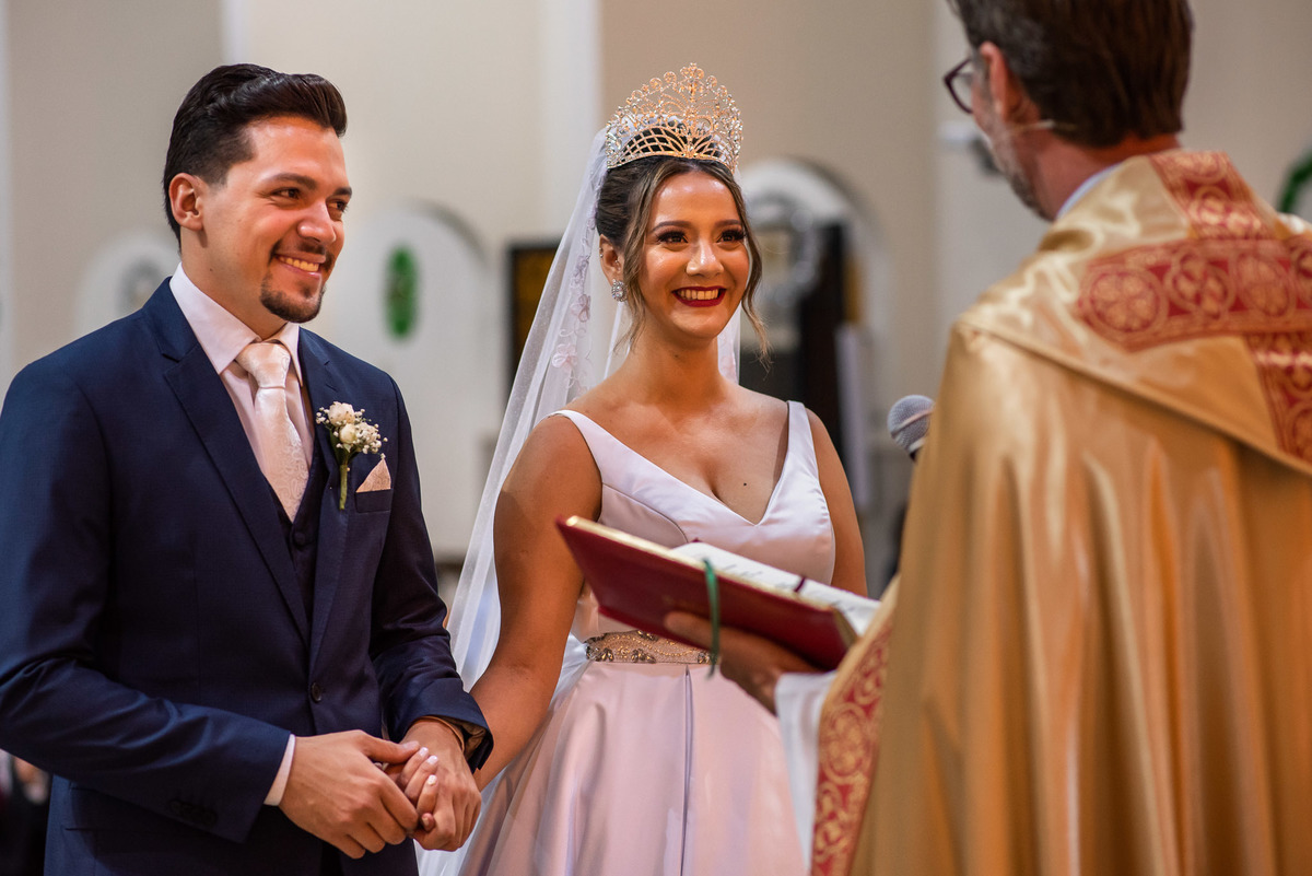 Cerimonia de casamento, Paroquia Nossa Senhora do Rosário, Vestido de noiva. terno do noivo. casamento na igreja. fotos de casamento.
