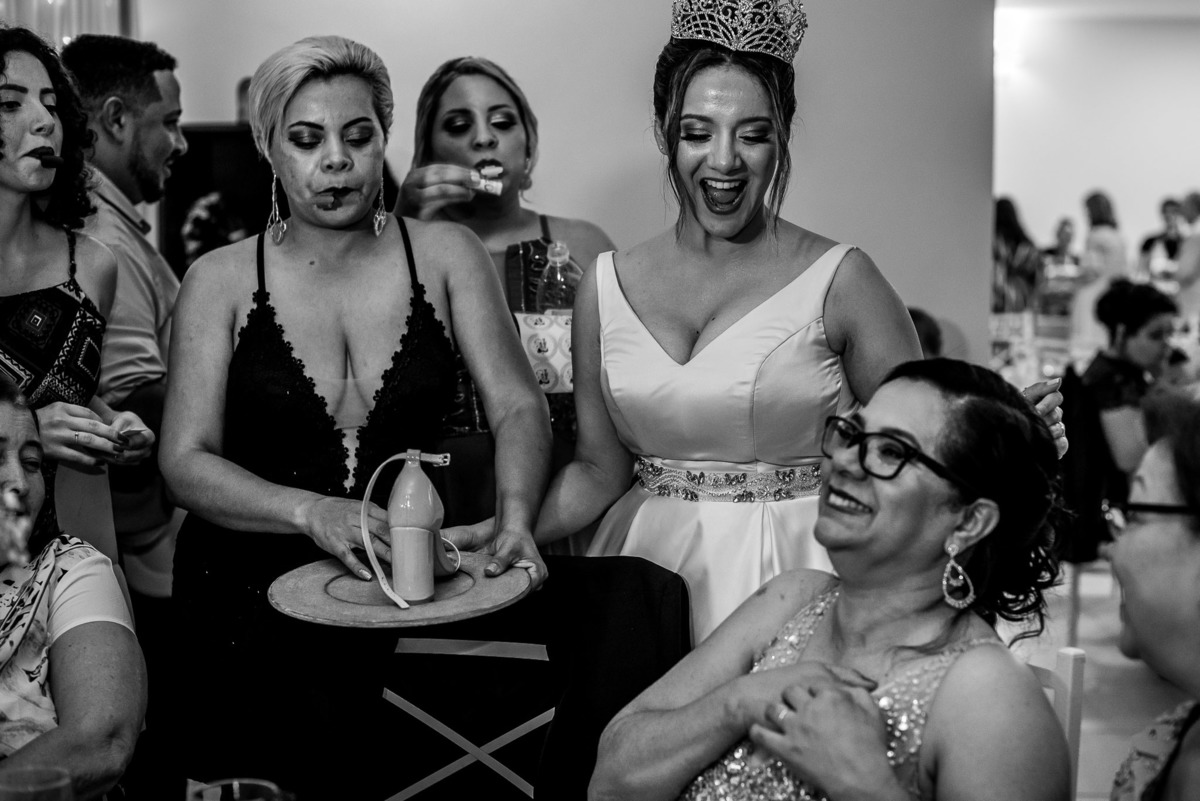 Ensaio casal, noivos, fotos noivos, recepçao Espaco brunholi. fotos de casamento Espaco brunholi decoraçao de casamento.  decoraçoes genesis. casa do garsom.
 fotos expontaneas.
fotos casamento, festa de casamento, sapatinho da noiva