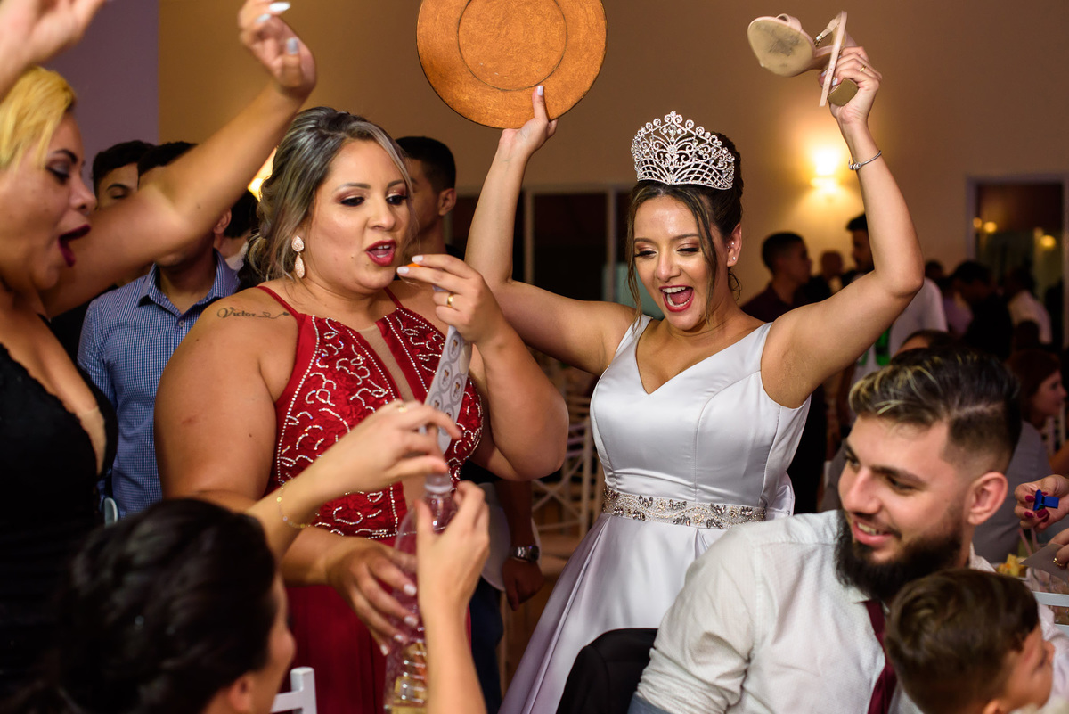 Ensaio casal, noivos, fotos noivos, recepçao Espaco brunholi. fotos de casamento Espaco brunholi decoraçao de casamento.  decoraçoes genesis. casa do garsom.
 fotos expontaneas.
fotos casamento, festa de casamento, sapatinho da noiva