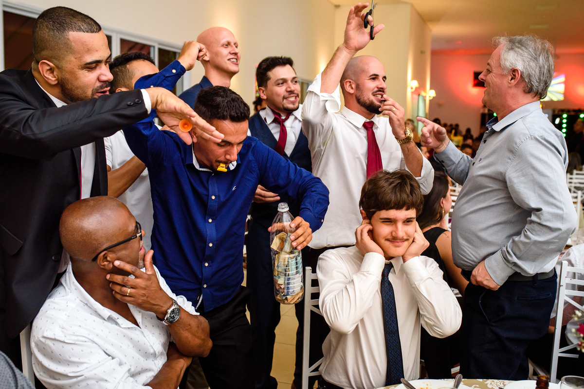 Ensaio casal, noivos, fotos noivos, recepçao Espaco brunholi. fotos de casamento Espaco brunholi decoraçao de casamento.  decoraçoes genesis. casa do garsom.
 fotos expontaneas.
fotos casamento, festa de casamento, gravata, gravata do noivo