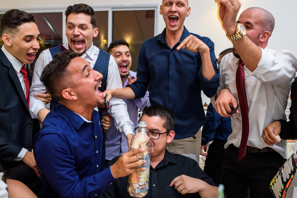 Ensaio casal, noivos, fotos noivos, recepçao Espaco brunholi. fotos de casamento Espaco brunholi decoraçao de casamento.  decoraçoes genesis. casa do garsom.
 fotos expontaneas.
fotos casamento, festa de casamento, gravata, gravata do noivo