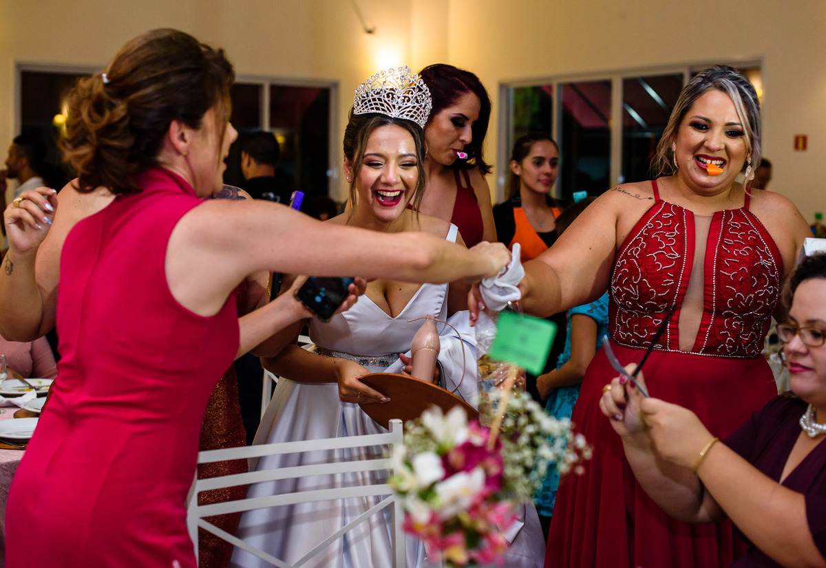 Ensaio casal, noivos, fotos noivos, recepçao Espaco brunholi. fotos de casamento Espaco brunholi decoraçao de casamento.  decoraçoes genesis. casa do garsom.
 fotos expontaneas.
fotos casamento, festa de casamento, sapatinho da noiva