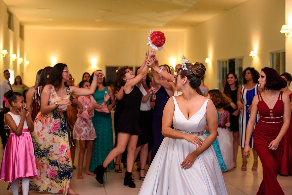 Ensaio casal, noivos, fotos noivos, recepçao Espaco brunholi. fotos de casamento Espaco brunholi decoraçao de casamento.  decoraçoes genesis. casa do garsom.
 fotos expontaneas.
fotos casamento, festa de casamento,noiva jogando o buque