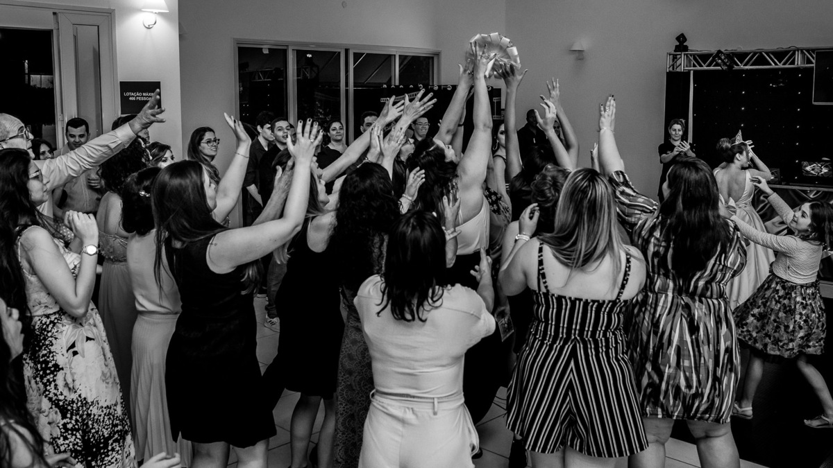 Ensaio casal, noivos, fotos noivos, recepçao Espaco brunholi. fotos de casamento Espaco brunholi decoraçao de casamento.  decoraçoes genesis. casa do garsom.
 fotos expontaneas.
fotos casamento, festa de casamento,noiva jogando o buque