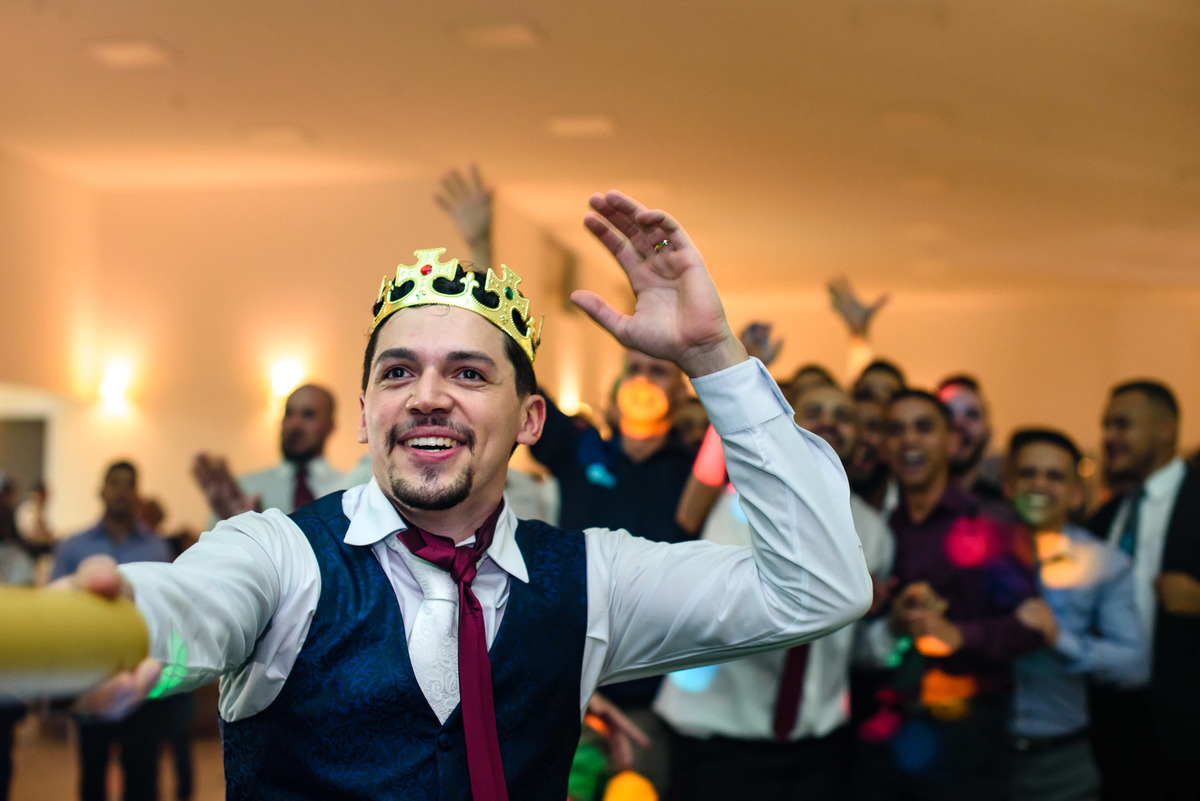 Ensaio casal, noivos, fotos noivos, recepçao Espaco brunholi. fotos de casamento Espaco brunholi decoraçao de casamento.  decoraçoes genesis. casa do garsom.
 fotos expontaneas.
fotos casamento, festa de casamento, noivo jogando Whisky