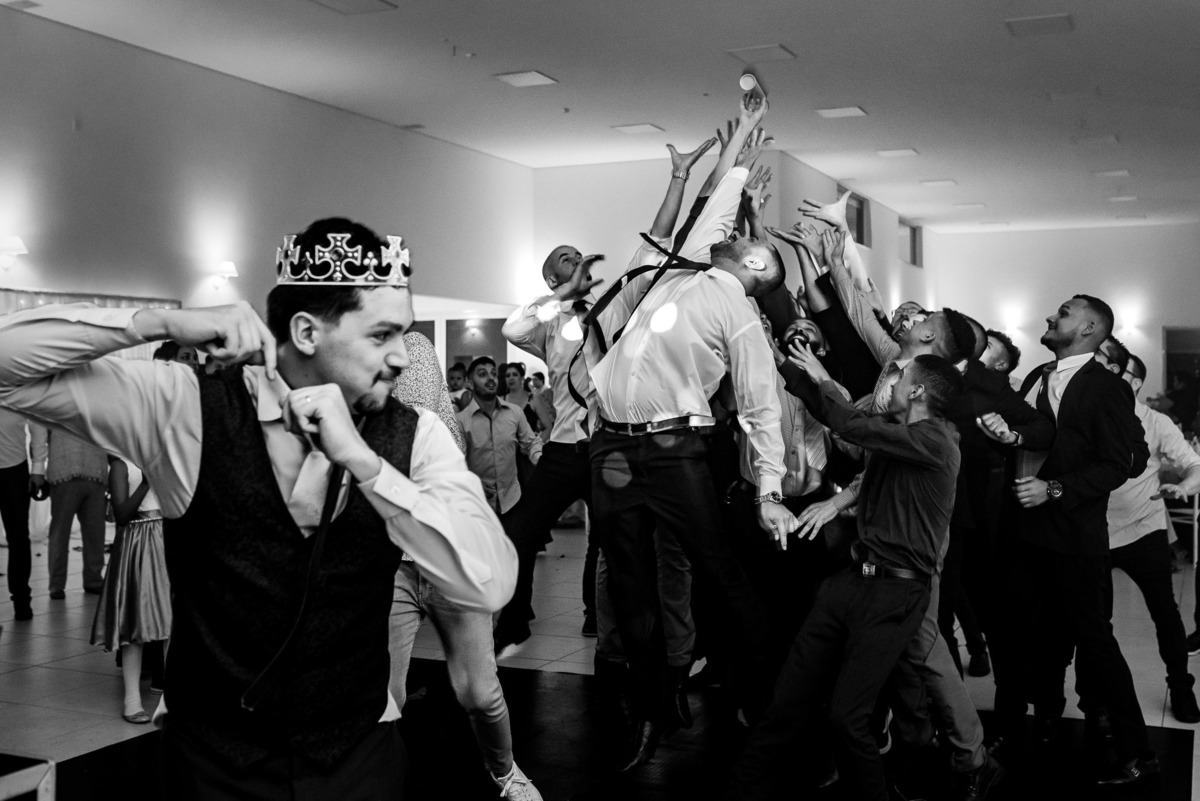 Ensaio casal, noivos, fotos noivos, recepçao Espaco brunholi. fotos de casamento Espaco brunholi decoraçao de casamento.  decoraçoes genesis. casa do garsom.
 fotos expontaneas.
fotos casamento, festa de casamento, noivo jogando Whisky